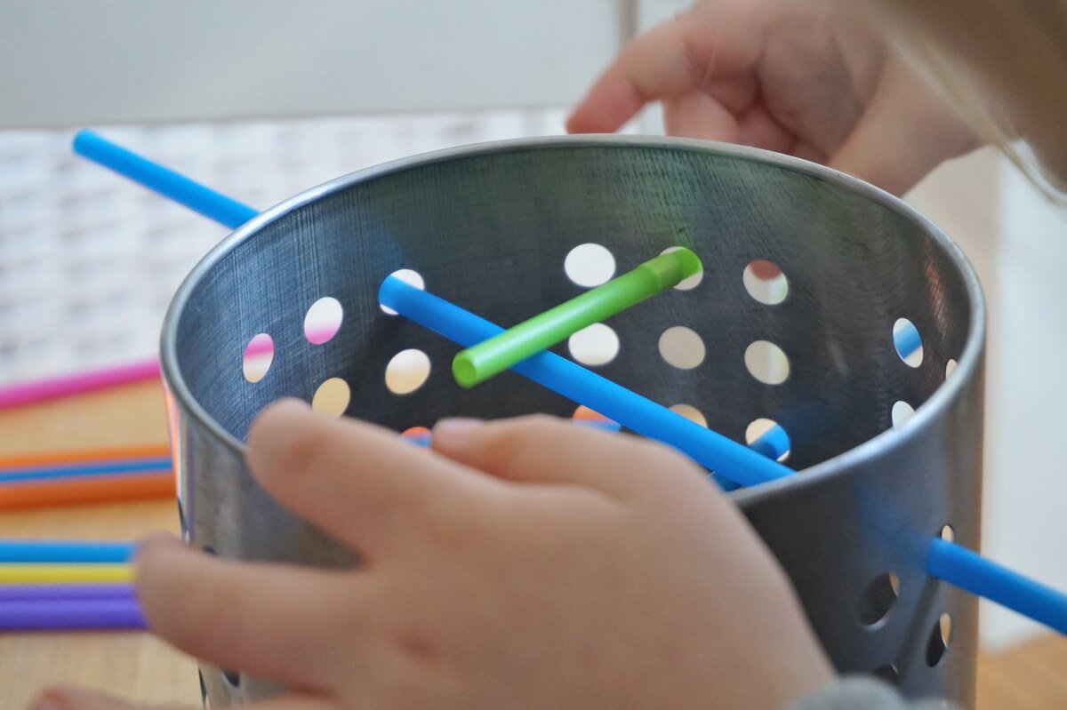 Feinmotorik der Hände fördern Montessori-Material zum Schreibbewegung lernen 