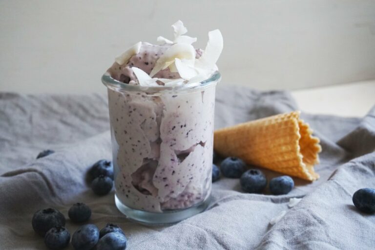 Heidelbeer Eis mit Kokos und Lavendel