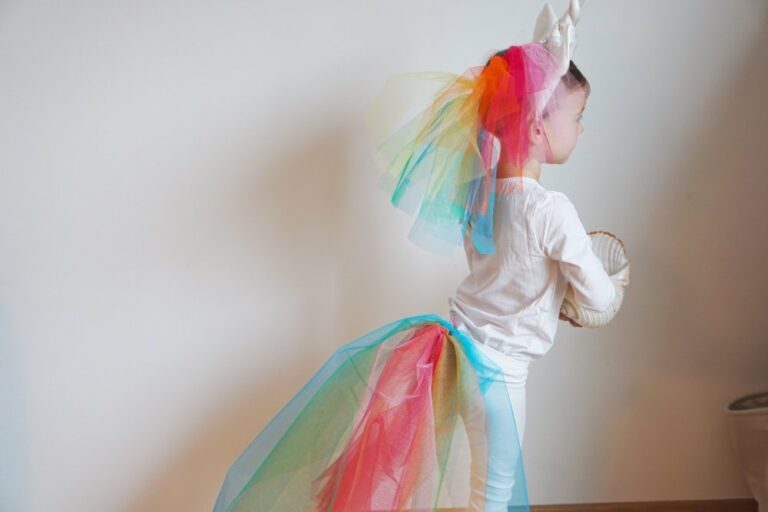 Einhorn Kostüm für Kinder selber machen ohne nähen in 15 Minuten