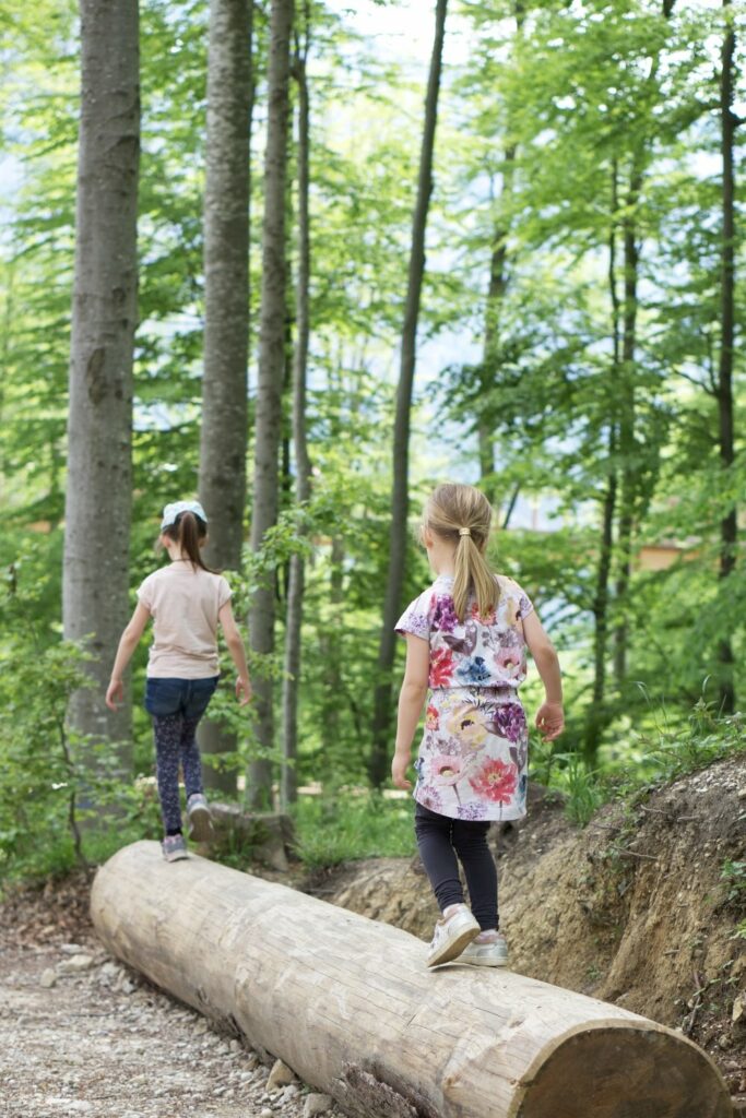 Internationaler Tag des Baums - Kinder im Wald