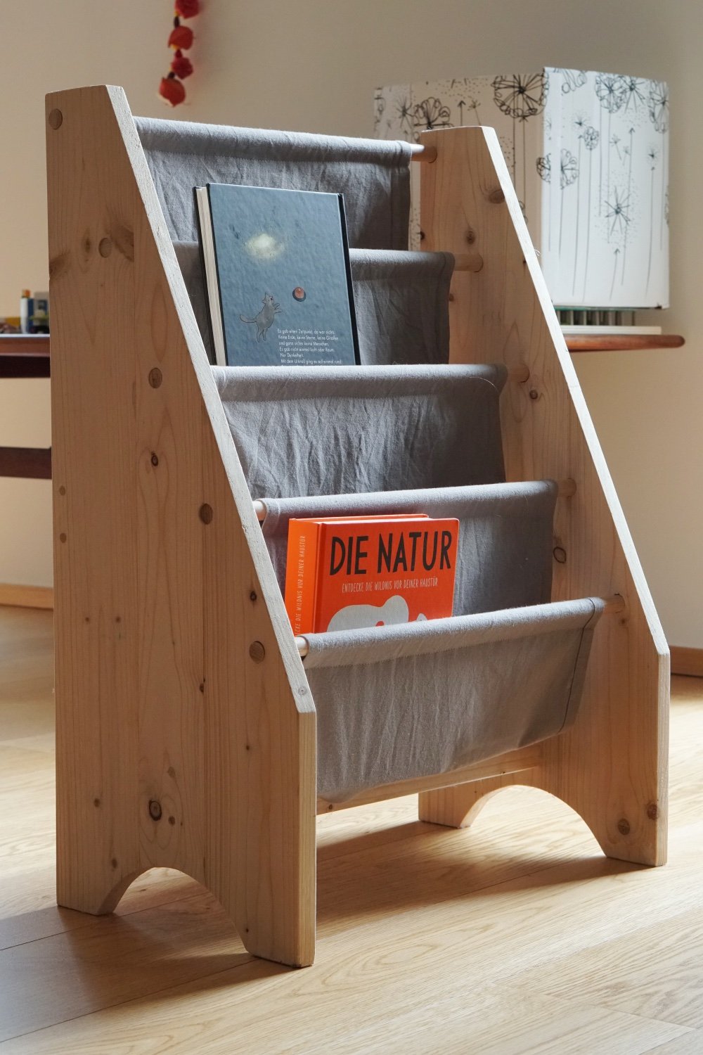 kinderbuch rund um die natur | diy anleitung für ein holzregal mit hängeschlaufen