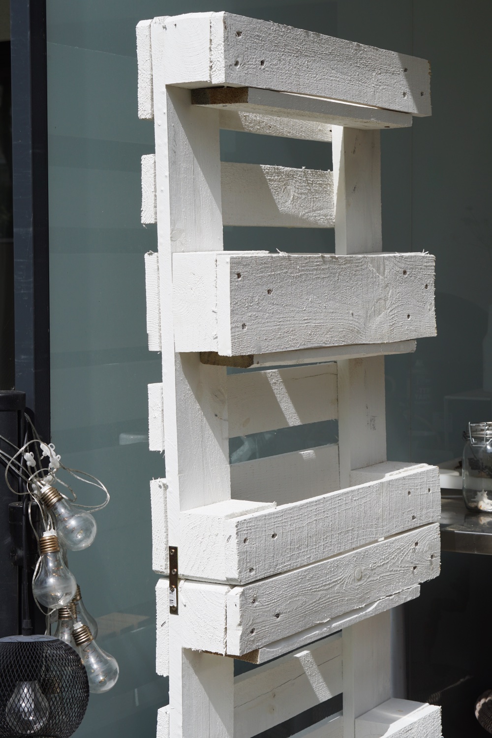 Schnell, günstig und schön: Palette als Pflanzenständer für Palette als Pflanzenständer für Balkon oder Terrasse Die