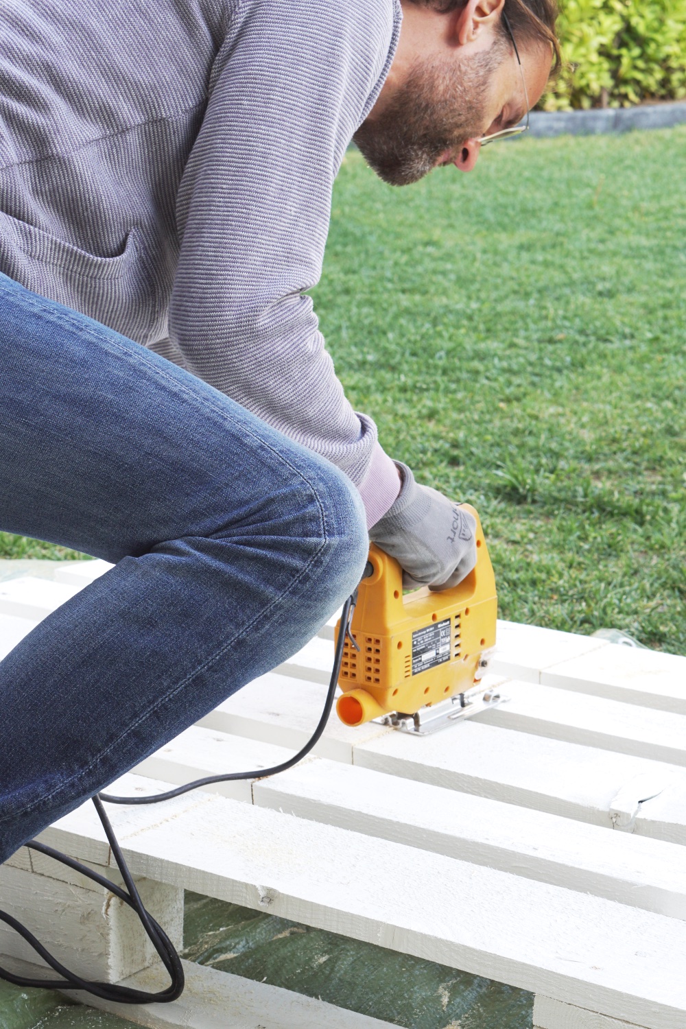 Palette als Pflanzenständer für Balkon oder Terrasse - Die kleine Botin