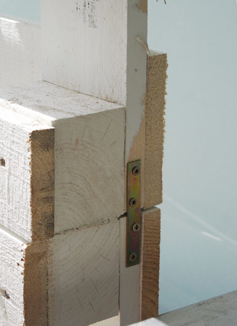 Palette als Pflanzenständer für Balkon oder Terrasse - Die kleine Botin