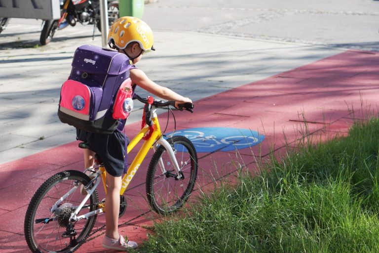 Mit dem Fahrrad in die Schule: woom Kinderfahrrad im Alltag