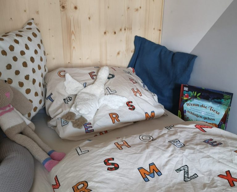 Kinderbett vorbereitet für die entspannte Einschlafbegleitung