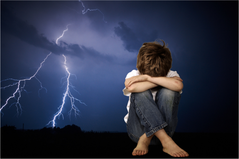 Hilfe, ein Gewitter! 3 Tipps, um Kindern bei Angst vor Blitz und Donner zu helfen