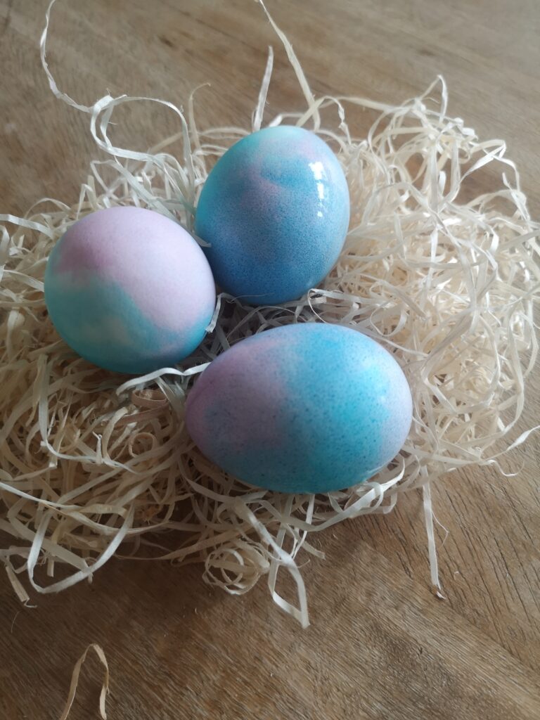 Sprudelnde Ostereier – einfache Idee zum Eierfärben