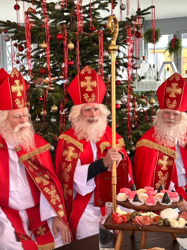 Thomas Morgenstern, Toni Polster und Dirk Stermann als Nikolaushelfer